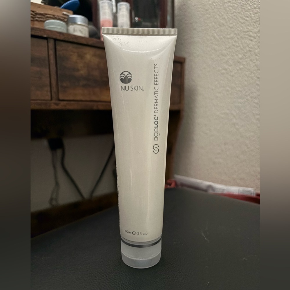 Nu Skin ageLOC Dermatatic Effects Cream - Body contouring lotion. White Tube